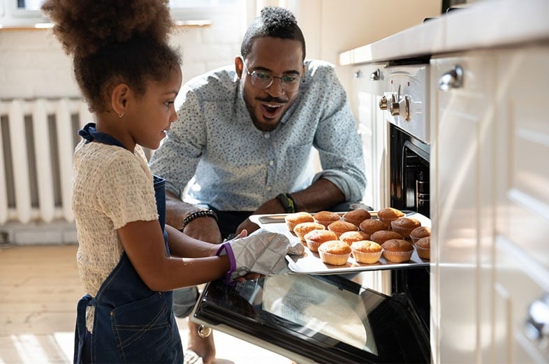 Cuisinez un plat ou repas avec votre enfant pour l'aider à développer de l'estime de soi.