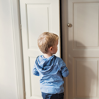 Savoir quand et comment communiquer du pipi au lit aux proches de la famille.