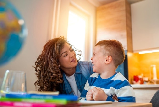 Les enfants atteints de neurodiversité peuvent connaître des périodes de pipi au lit.